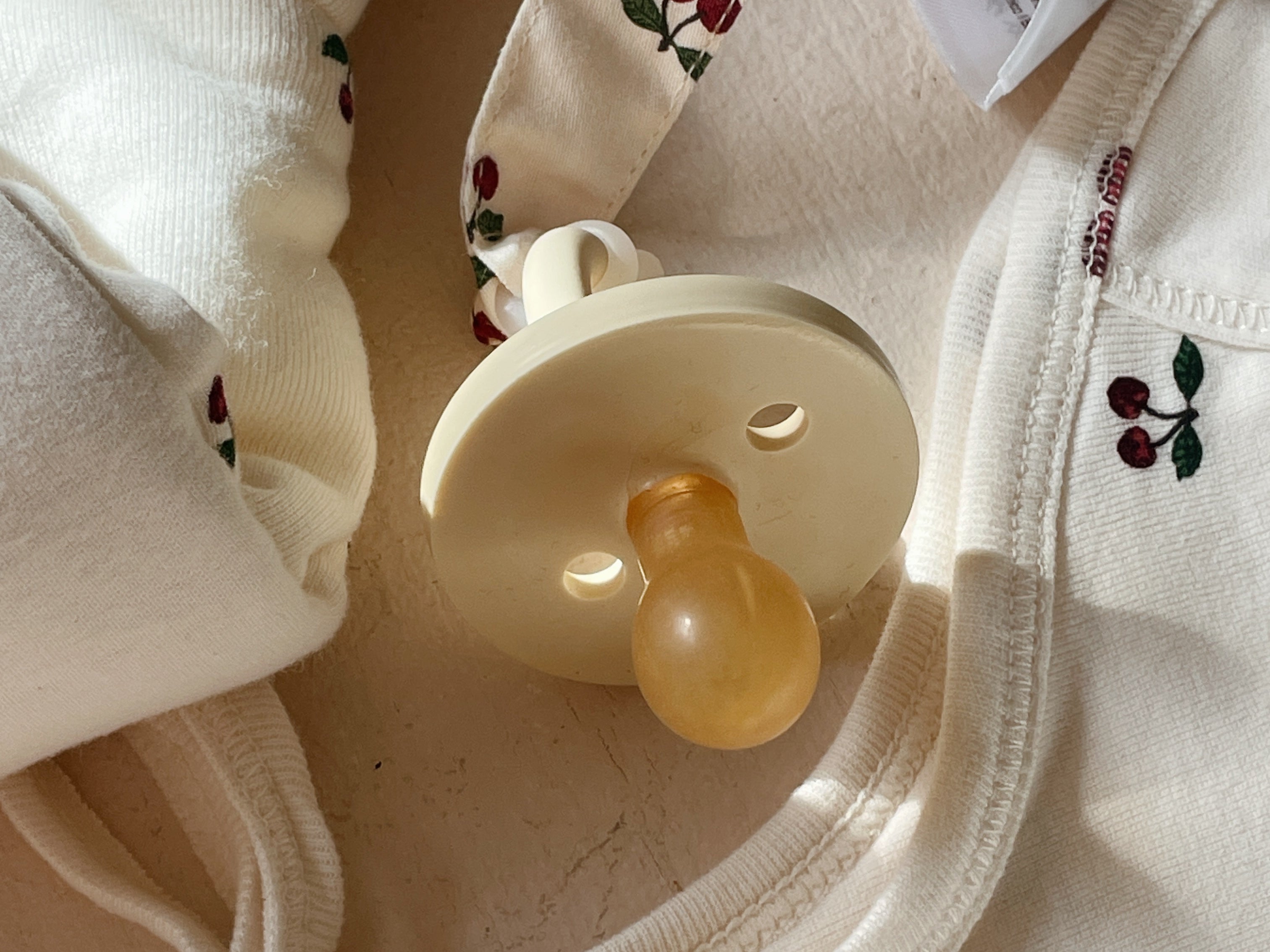 Konges Sløjd A/S PACIFIERS cherry