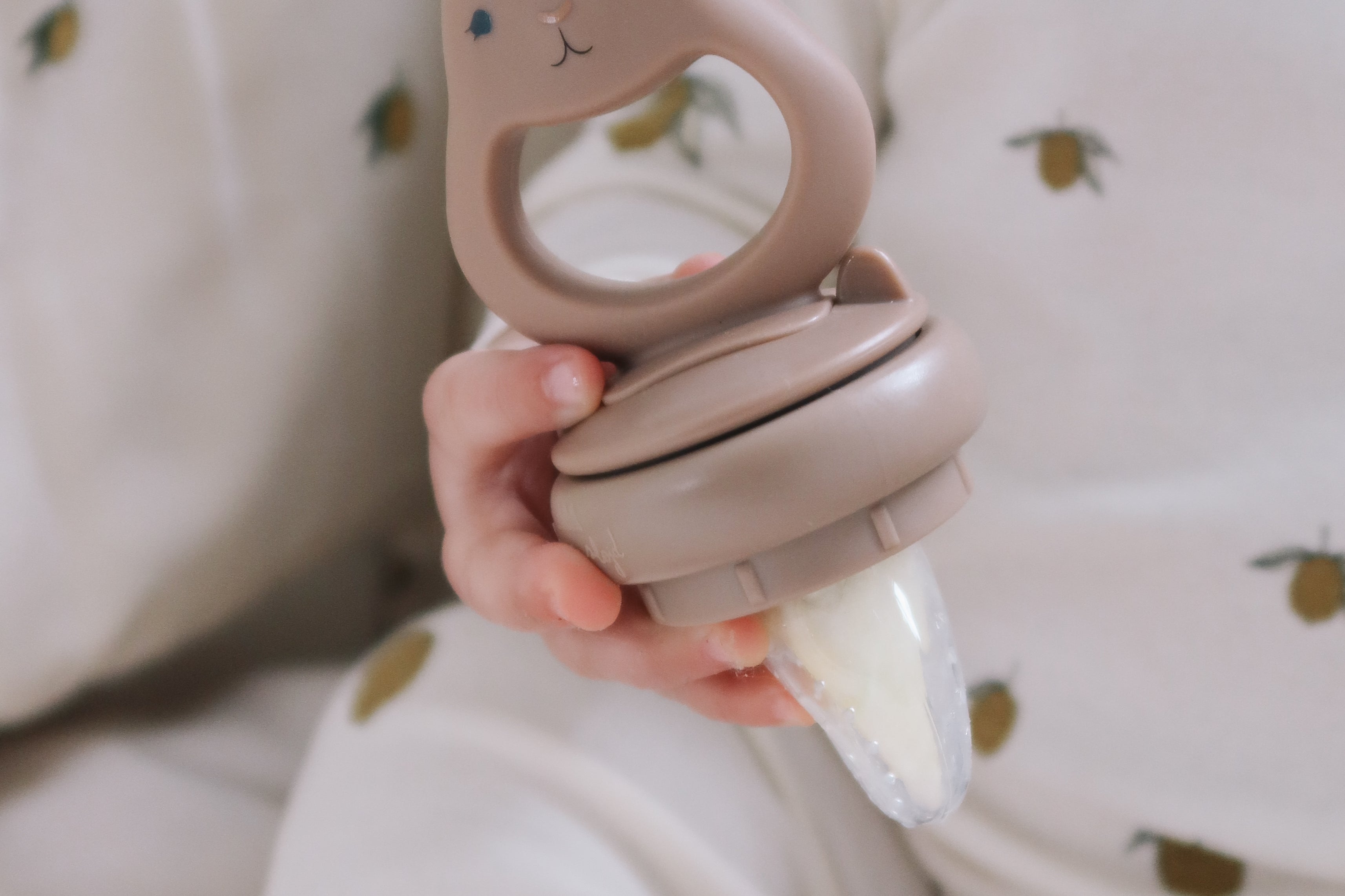 Konges Sløjd A/S FEEDING PACIFIER bark/shell